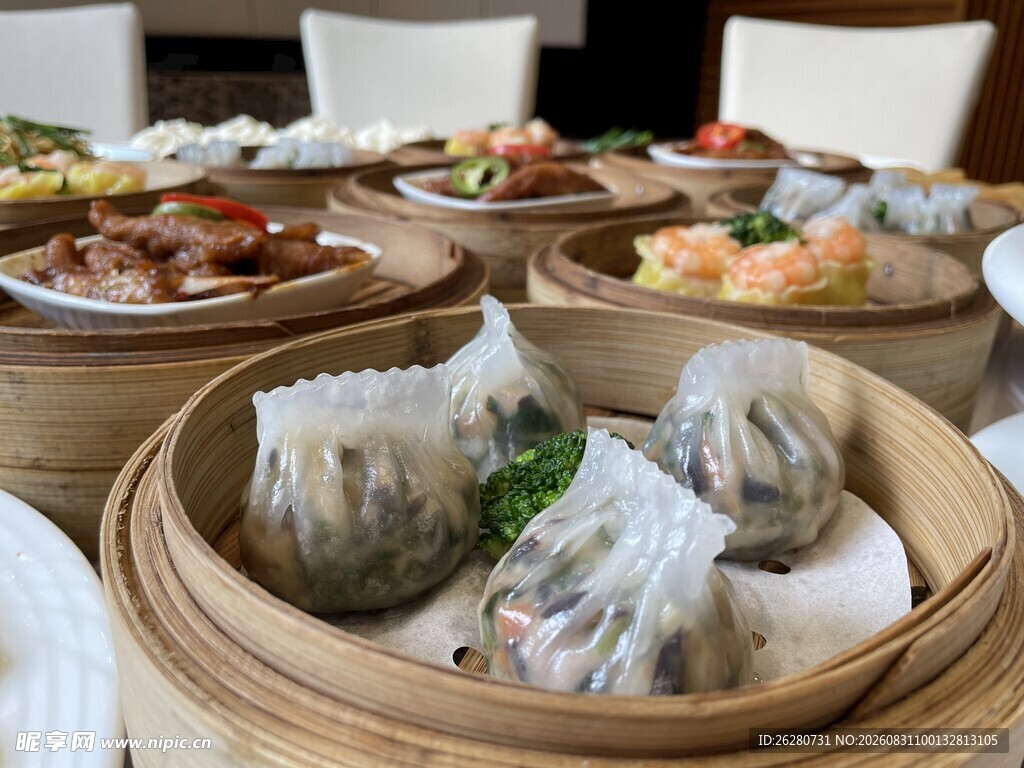 中式蒸笼点心与多样美食