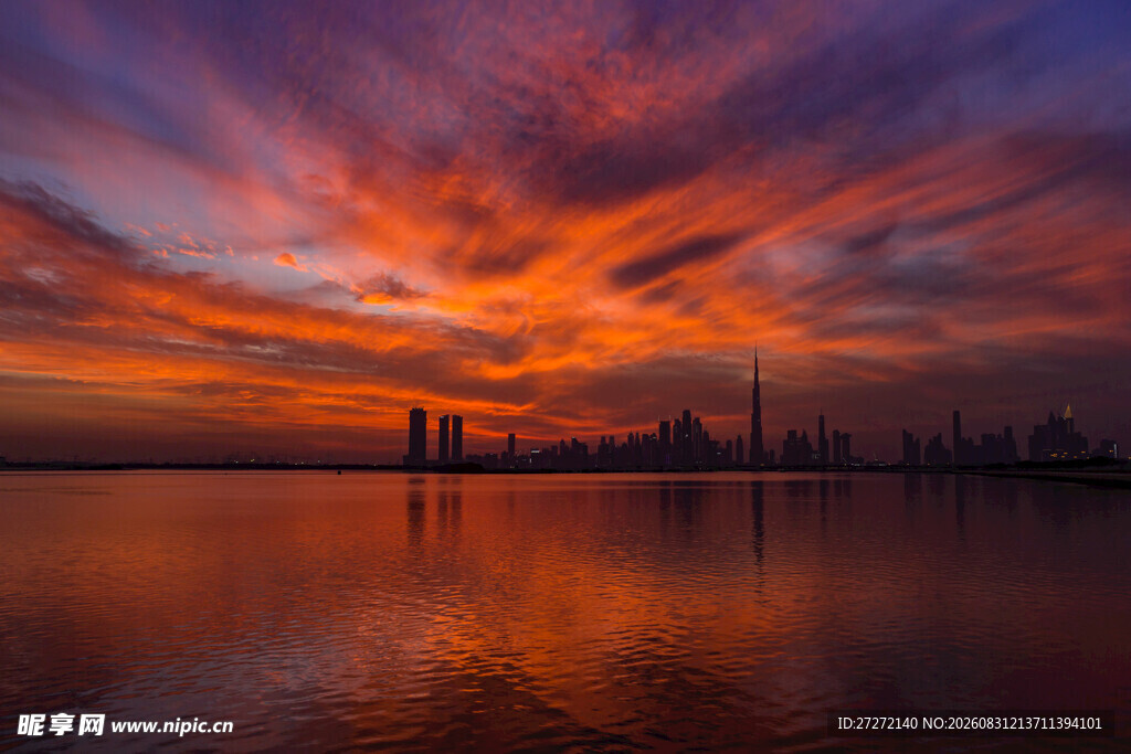 壮丽晚霞下的城市湖景