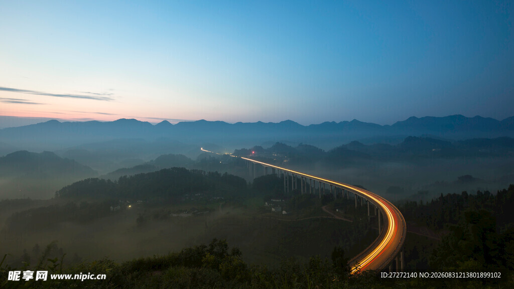 山间公路夜景车灯绘光带