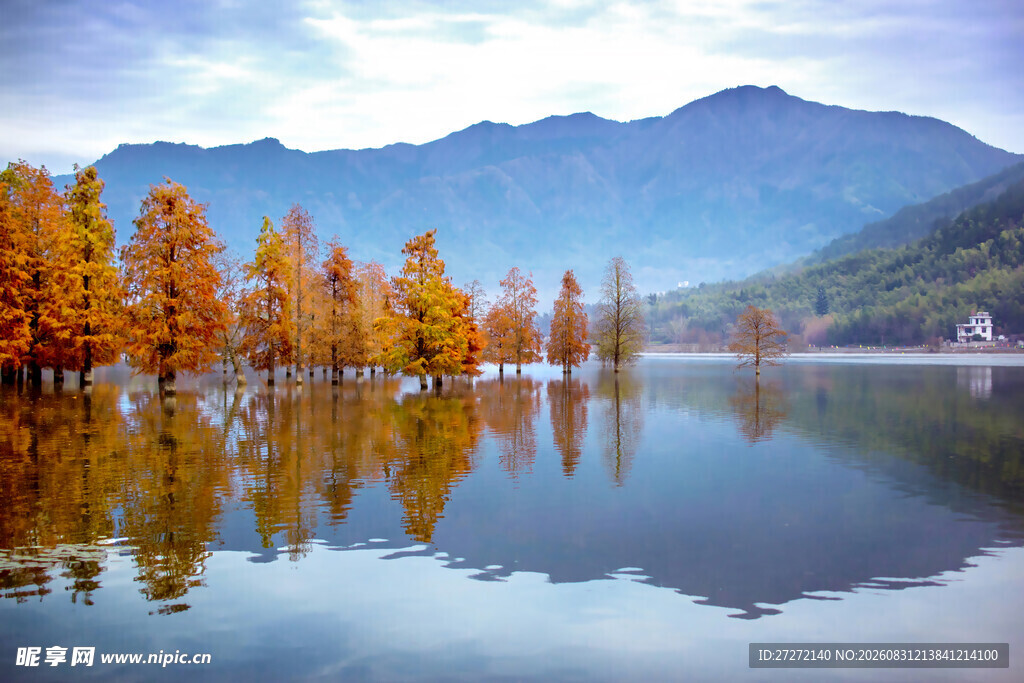 秋日湖景山林倒影如画