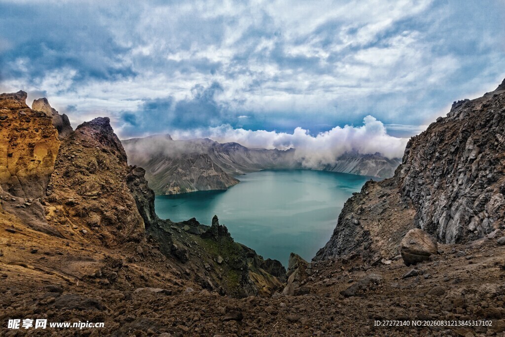 高山湖泊壮丽自然景观