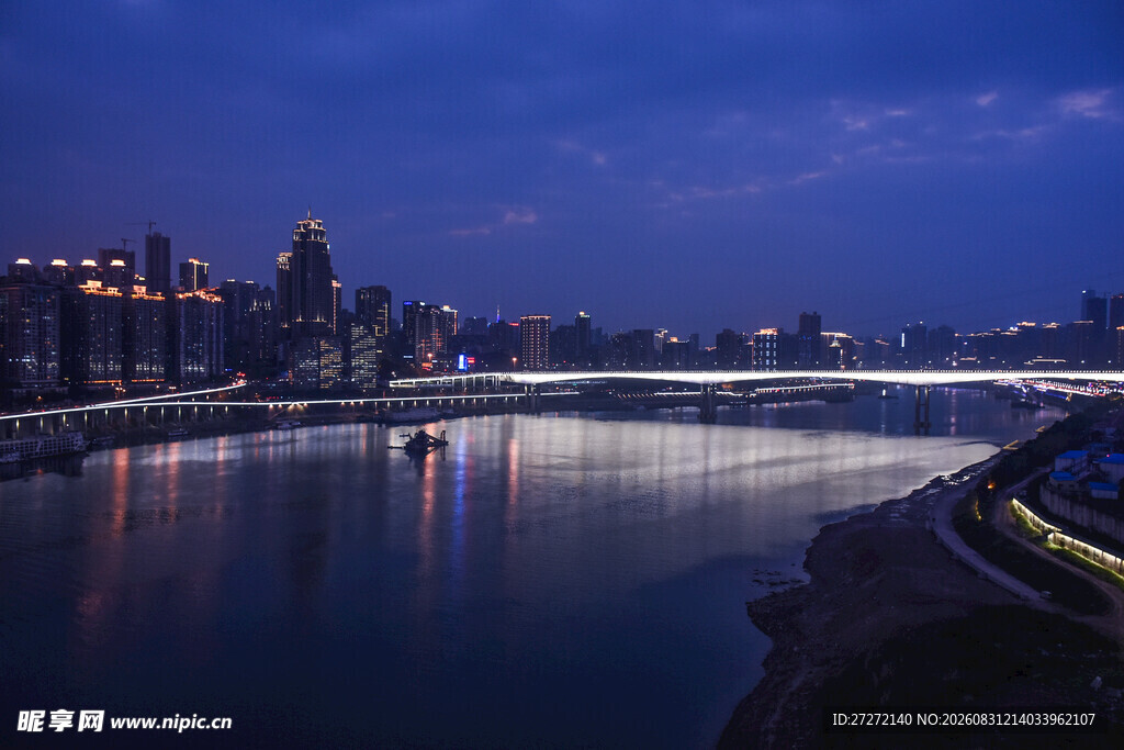 城市河畔夜景迷人风光