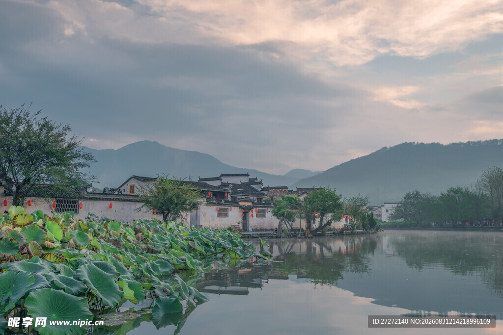 湖畔古村山水相依的美景