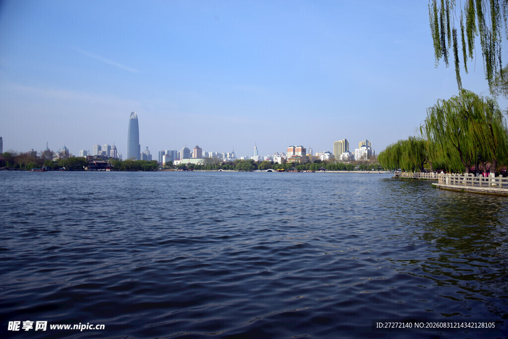 湖畔城市风光美景