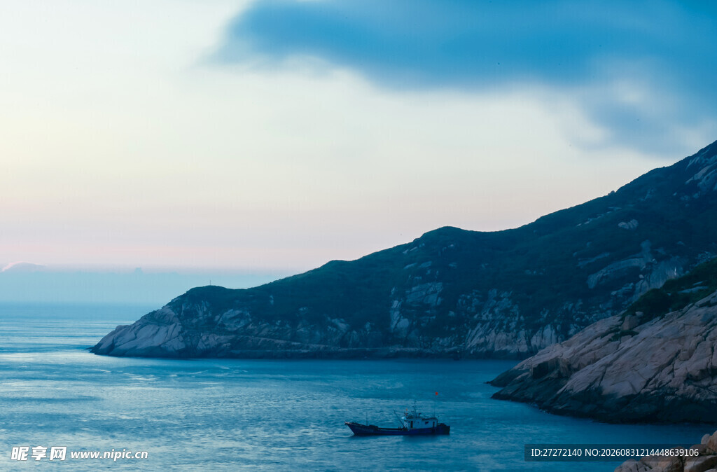 海边山峦与海上船只美景