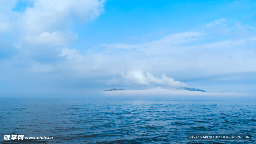 广阔海面与蓝天白云美景