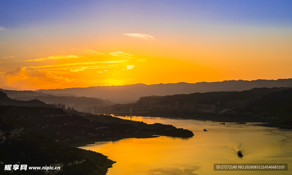 夕阳下的壮丽山水景观