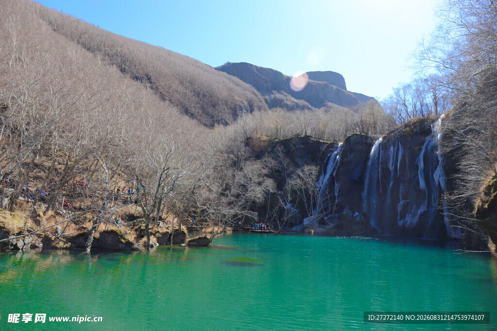 山间碧绿瀑布美景