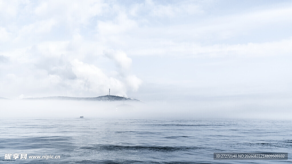 海上云雾中的神秘岛屿