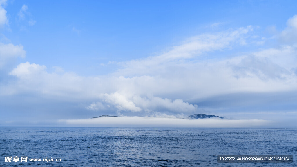 海上云雾缭绕的美丽景象
