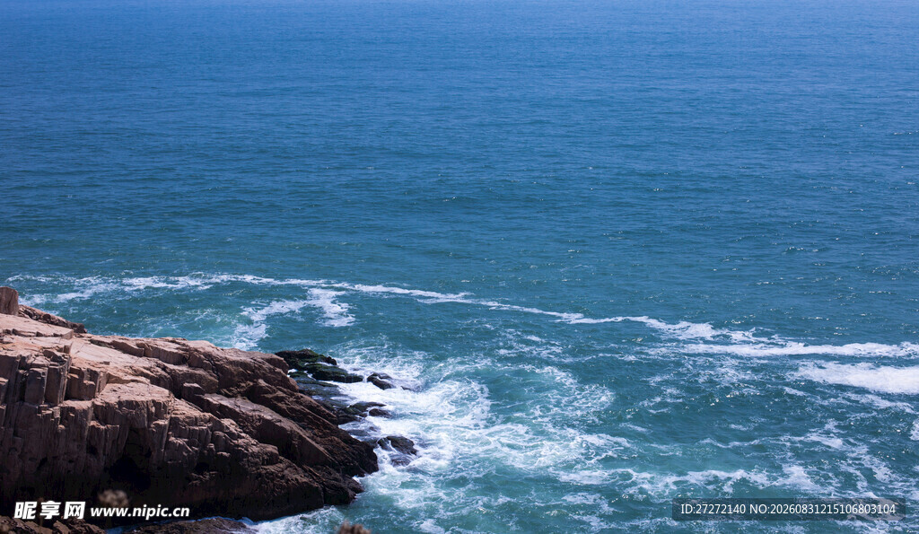 海边礁石海浪翻涌