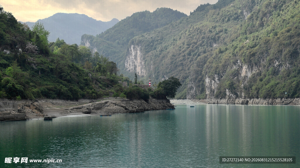青山绿水间的宁静湖泊