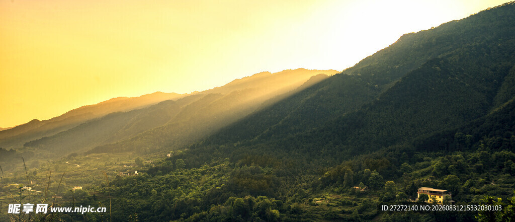 夕阳下的山峦美景