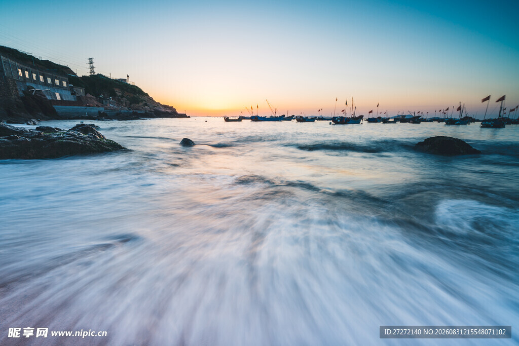 海边日落时分的海浪美景
