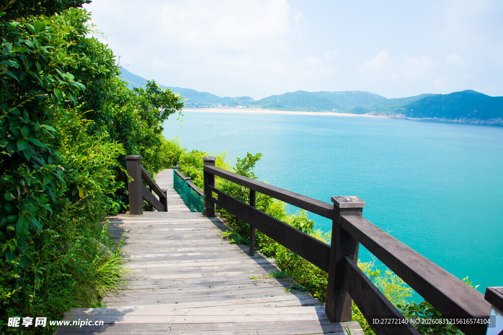 海边木栈道邂逅自然美景