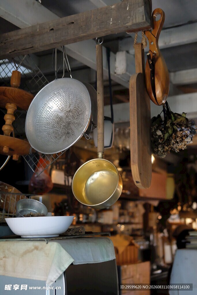 厨房悬挂的各式炊具餐具