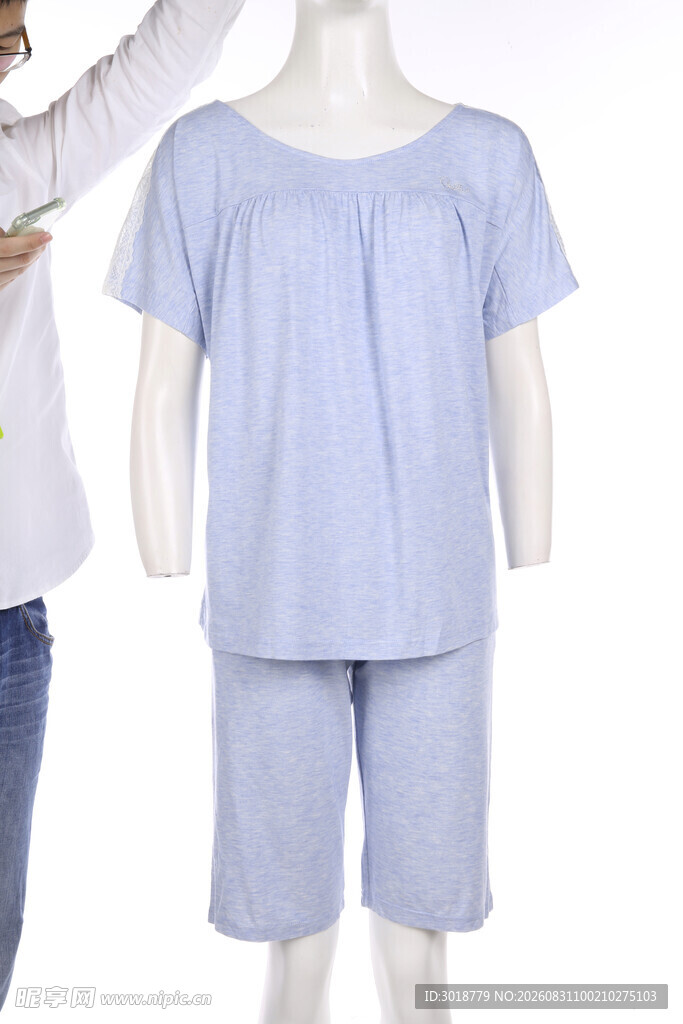 浅蓝色短袖短裤家居服套装