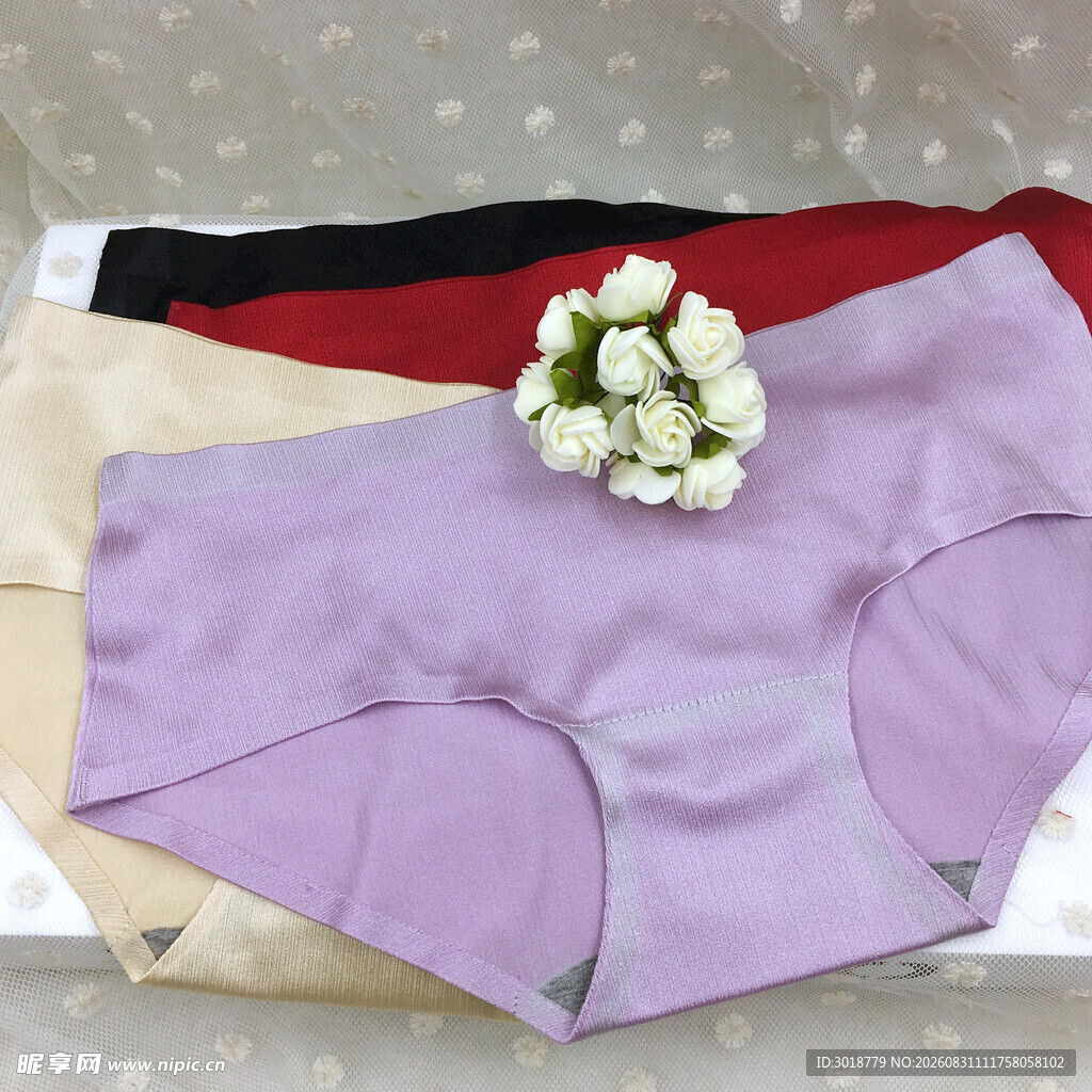 多彩女士内裤与花饰展示