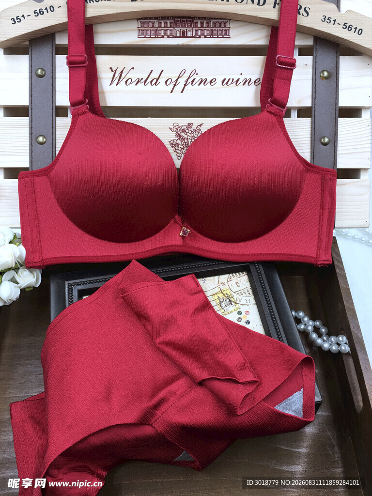 红色女士内衣套装展示