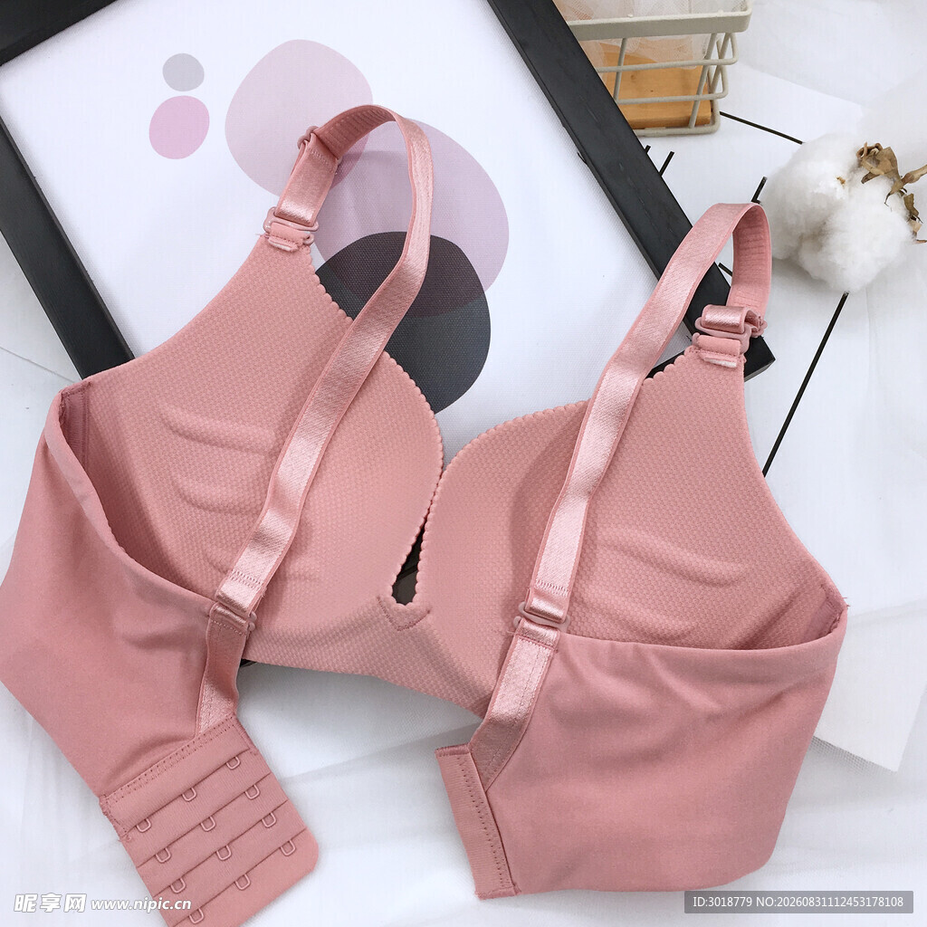 粉色女士内衣套装展示