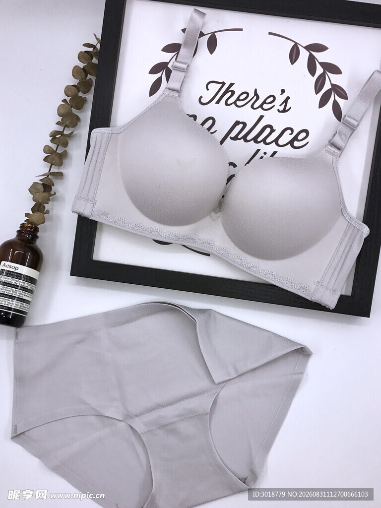 女士内衣套装展示