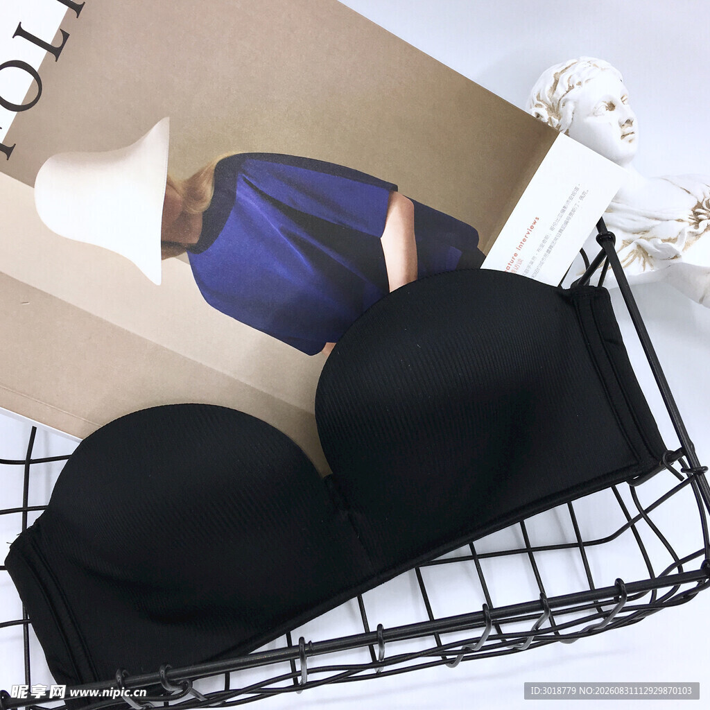 黑色帽子与篮中时尚单品