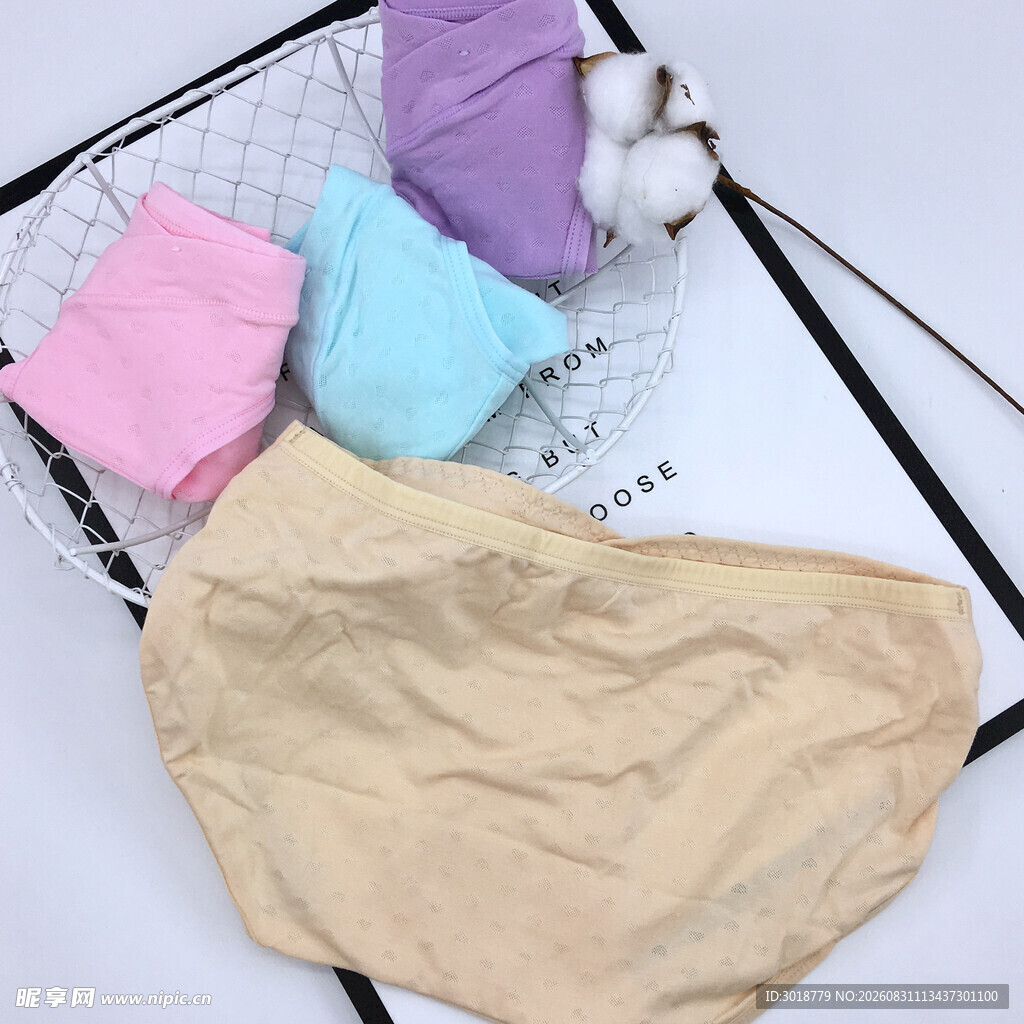 多彩内裤与米色内裤展示