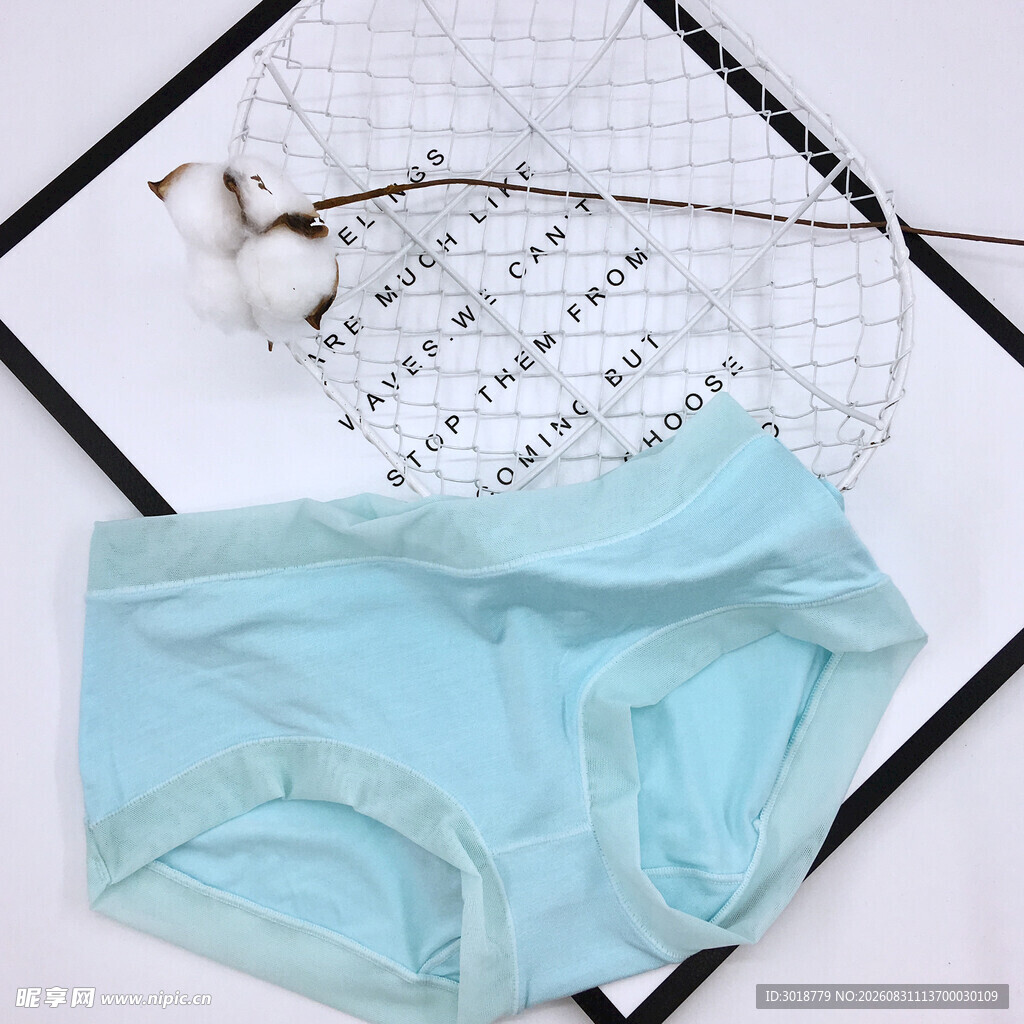 浅蓝色女士内裤展示
