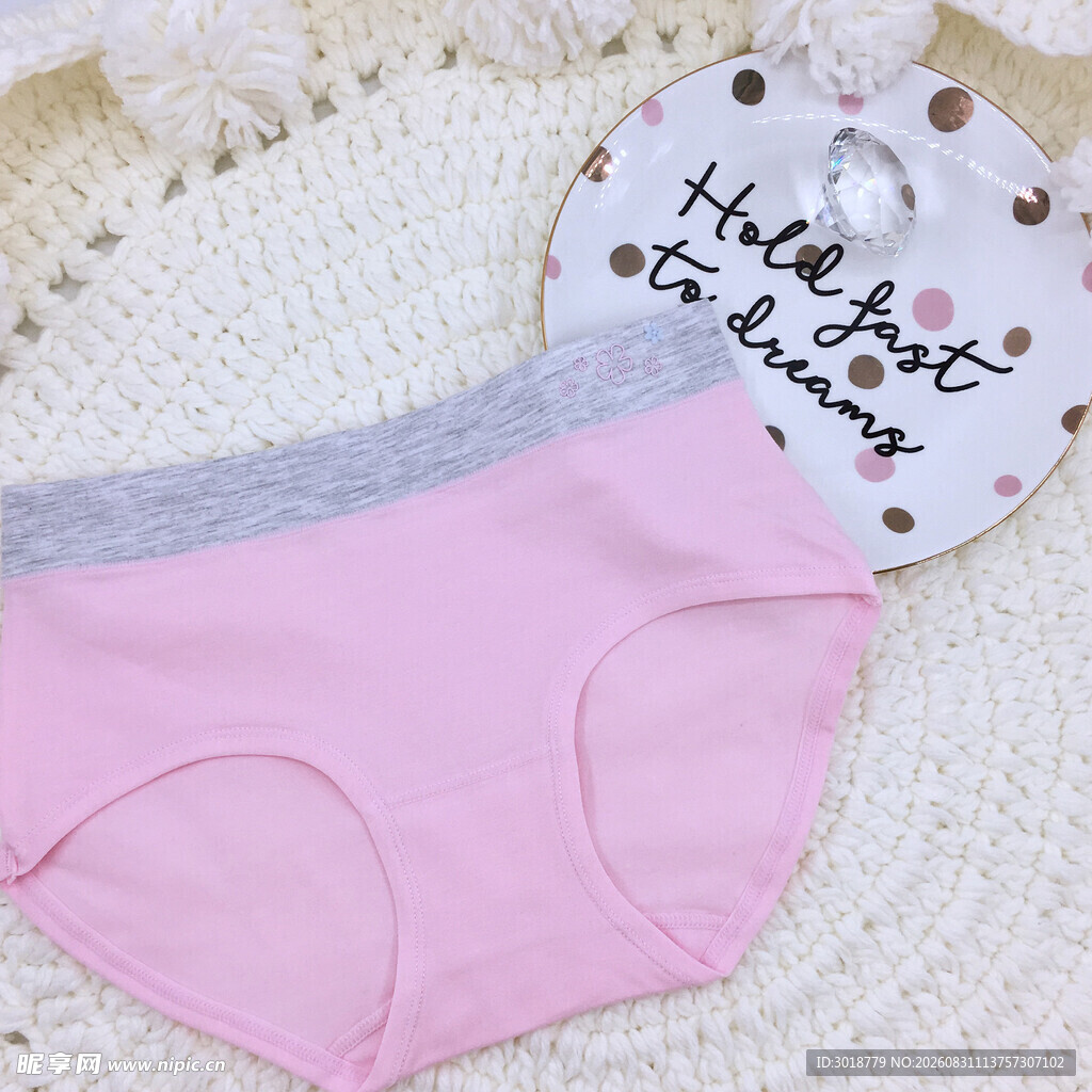 粉色女士内裤及装饰牌展示