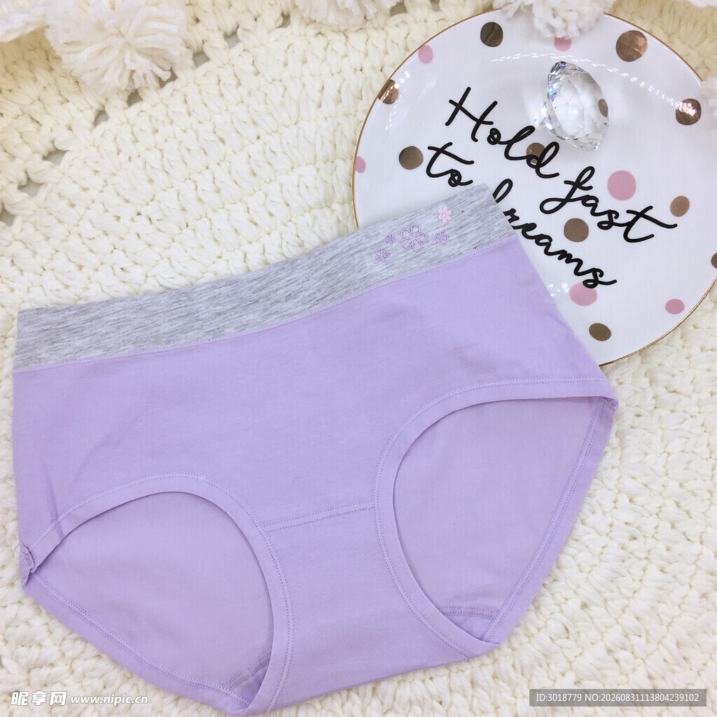 淡紫色女士内裤及装饰盘
