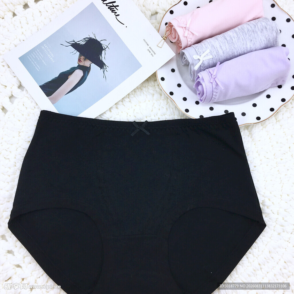 黑色女士内裤及配饰展示