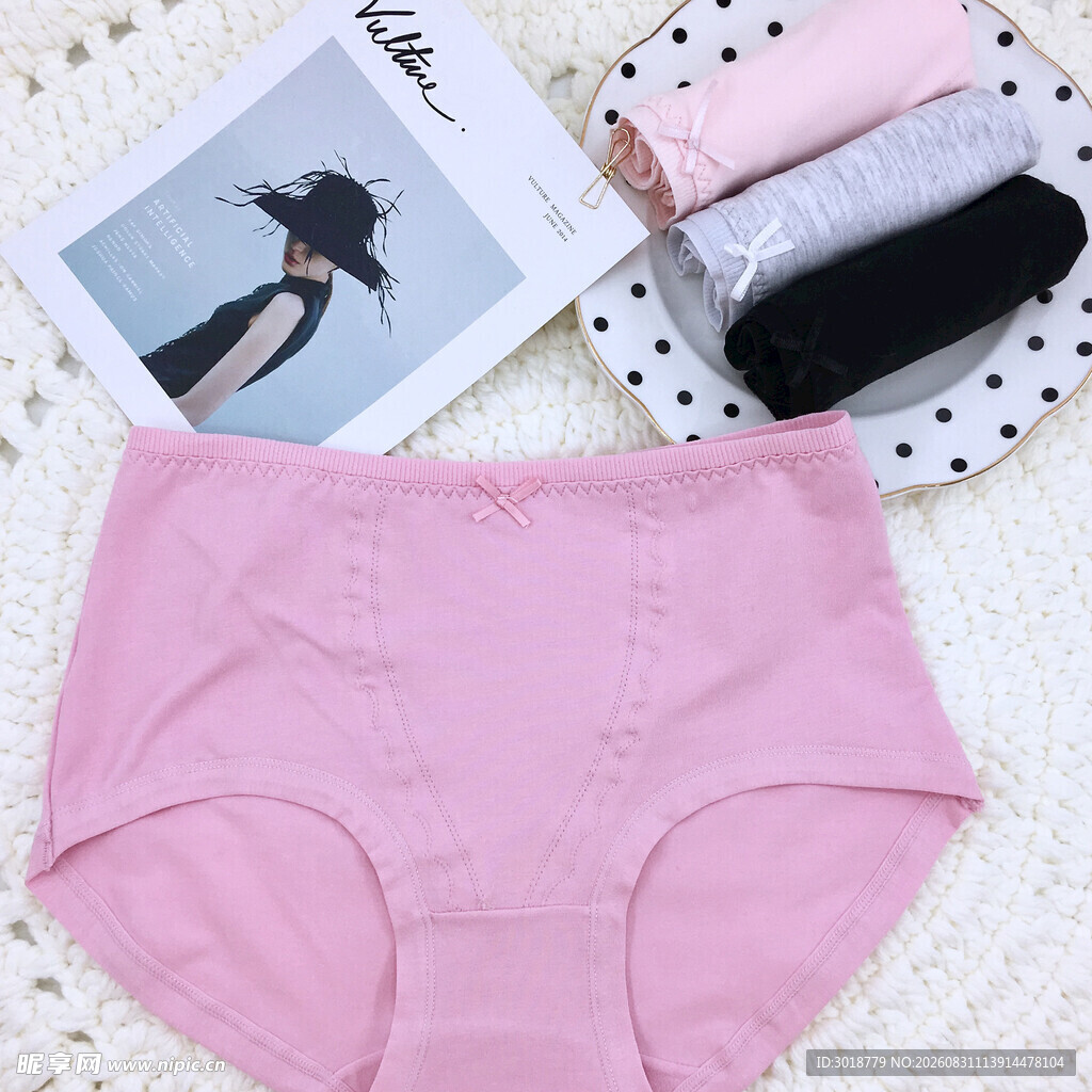 粉色女士内裤及配饰展示