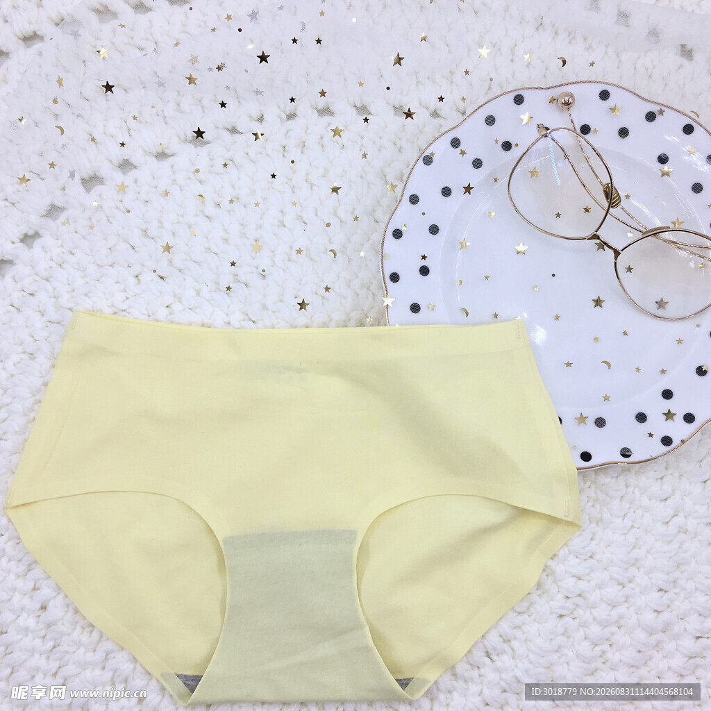 浅黄色女士内裤及周边物品