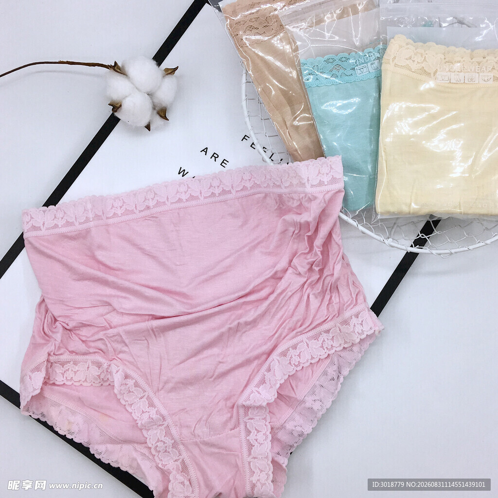 粉色蕾丝女士内裤展示