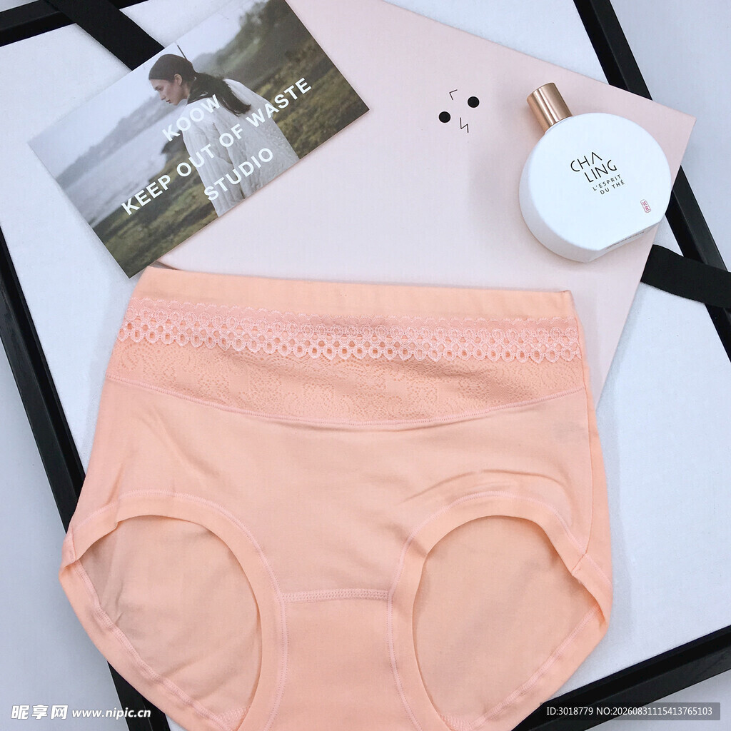 浅粉色女士内裤及周边物品
