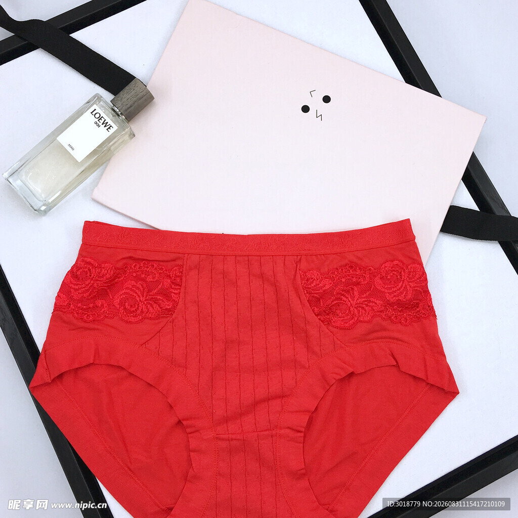 红色女士内裤及周边物品