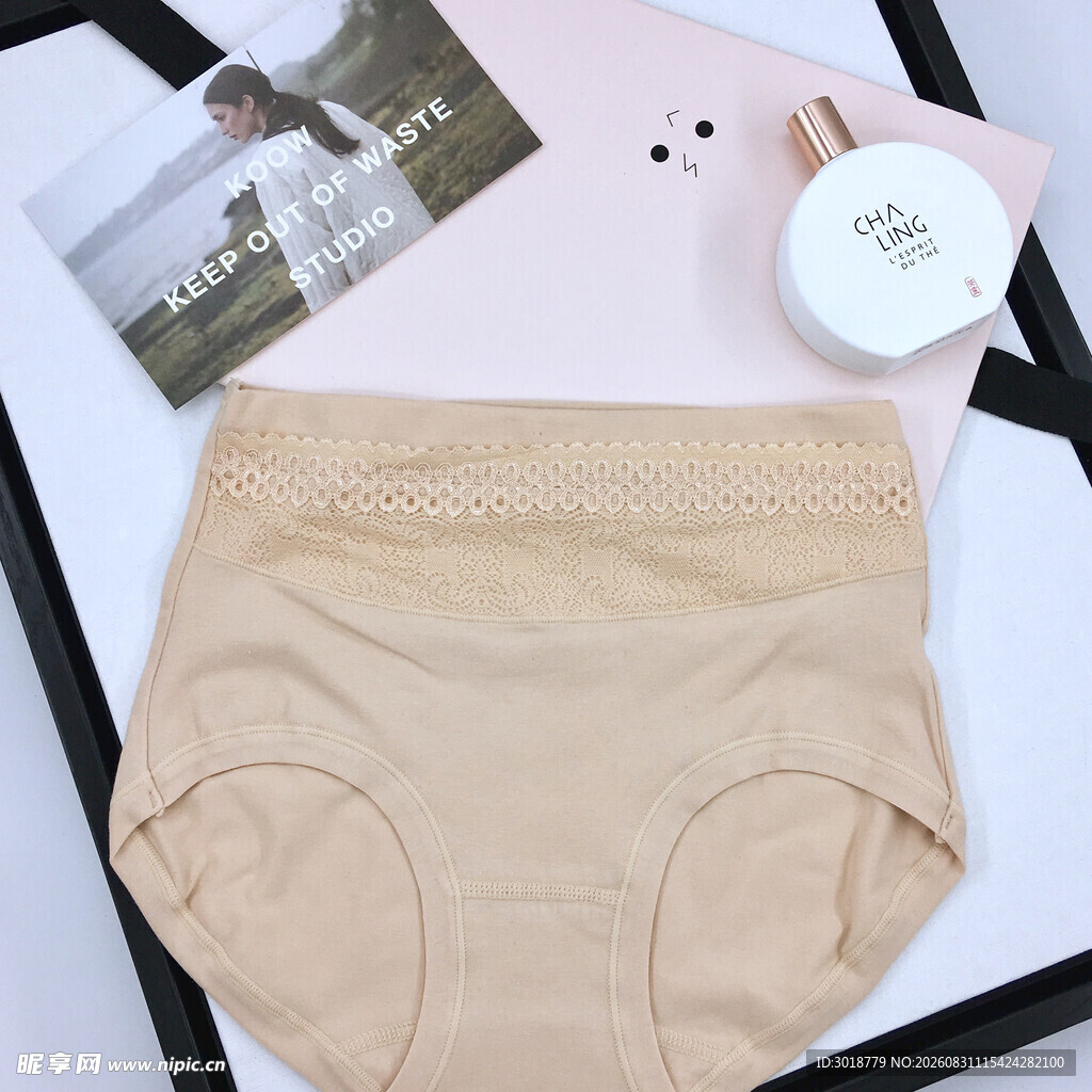 女士米色内裤及周边物品