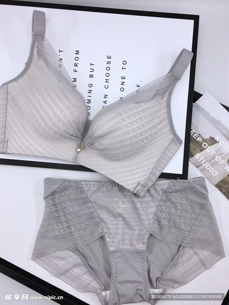 简约风女士内衣套装展示