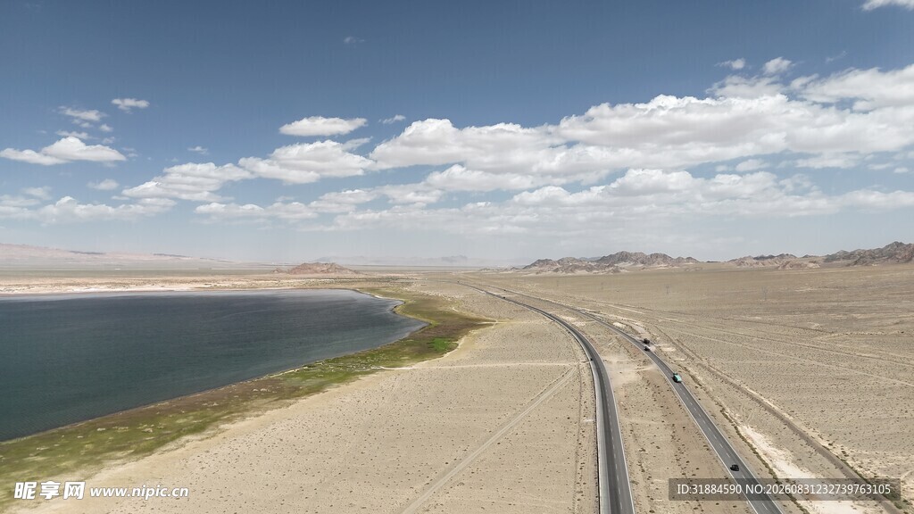 荒漠公路旁的宁静水域