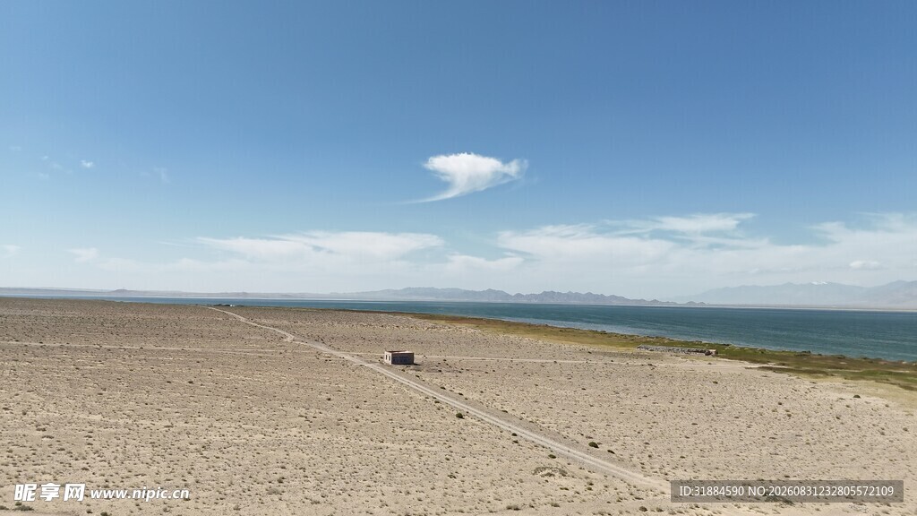 广阔沙滩与远处蔚蓝海景