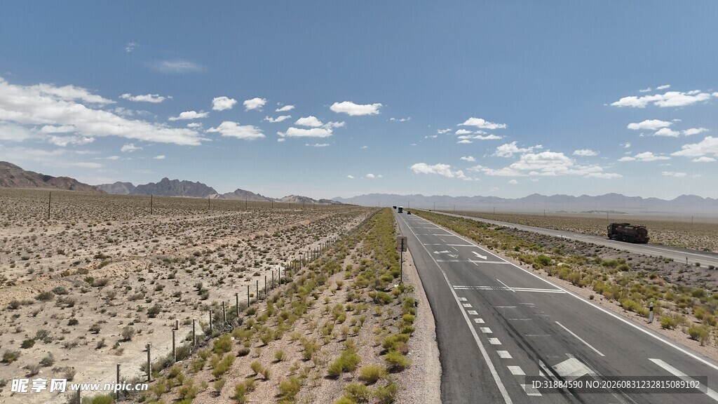荒漠公路延伸向远方