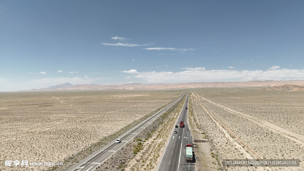 荒漠公路上的孤独行驶