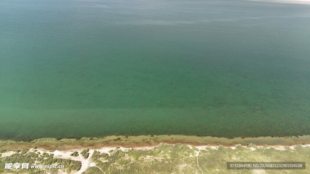 俯瞰碧海与岸边景致