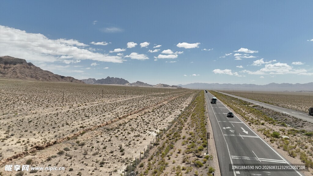 荒漠公路延伸向远方