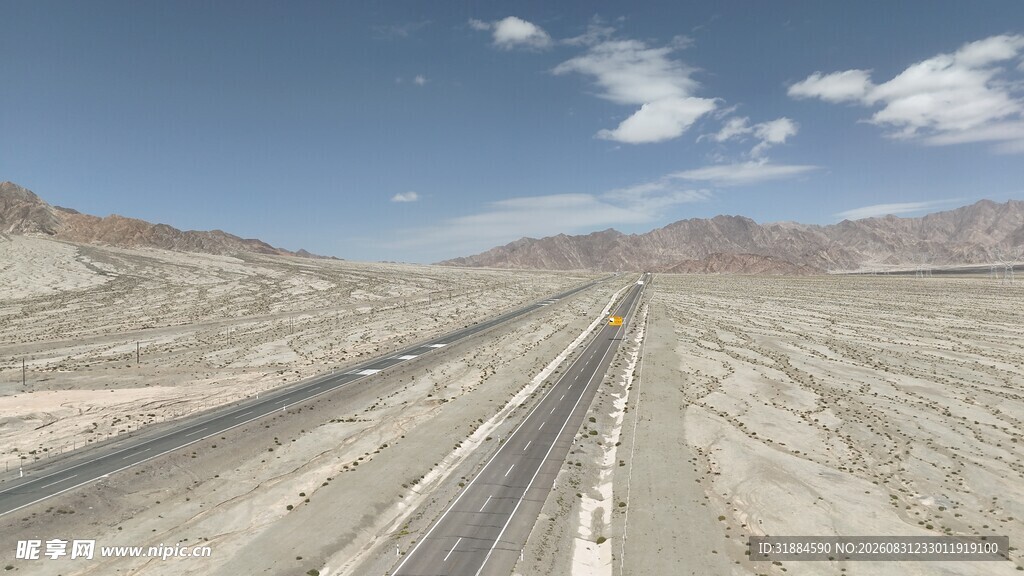荒漠中的笔直公路