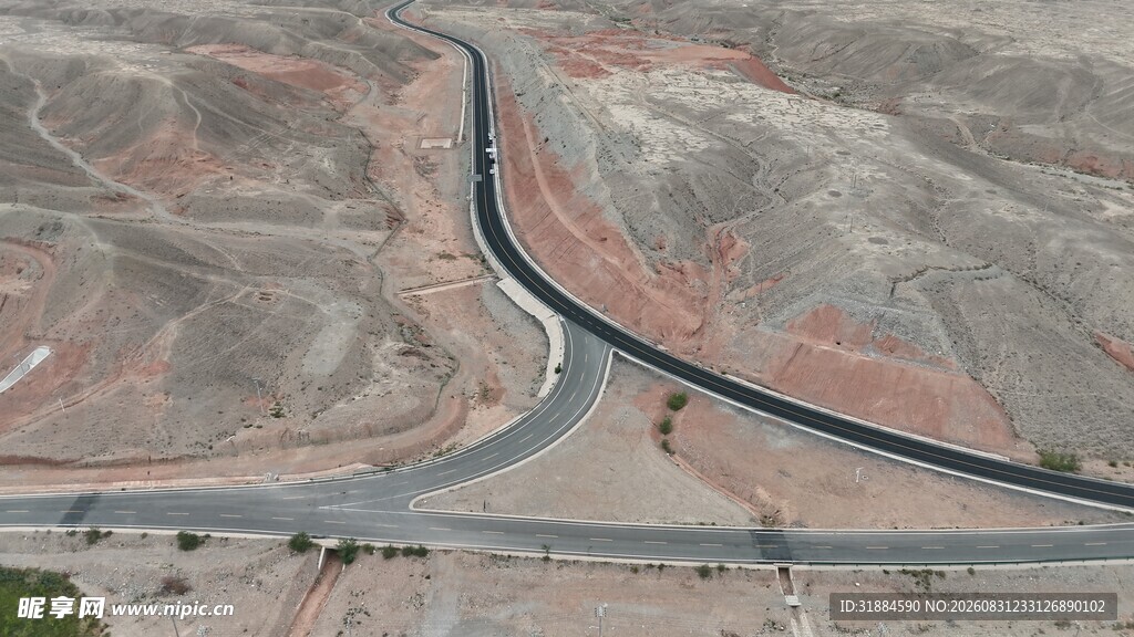 蜿蜒公路穿行荒漠地带