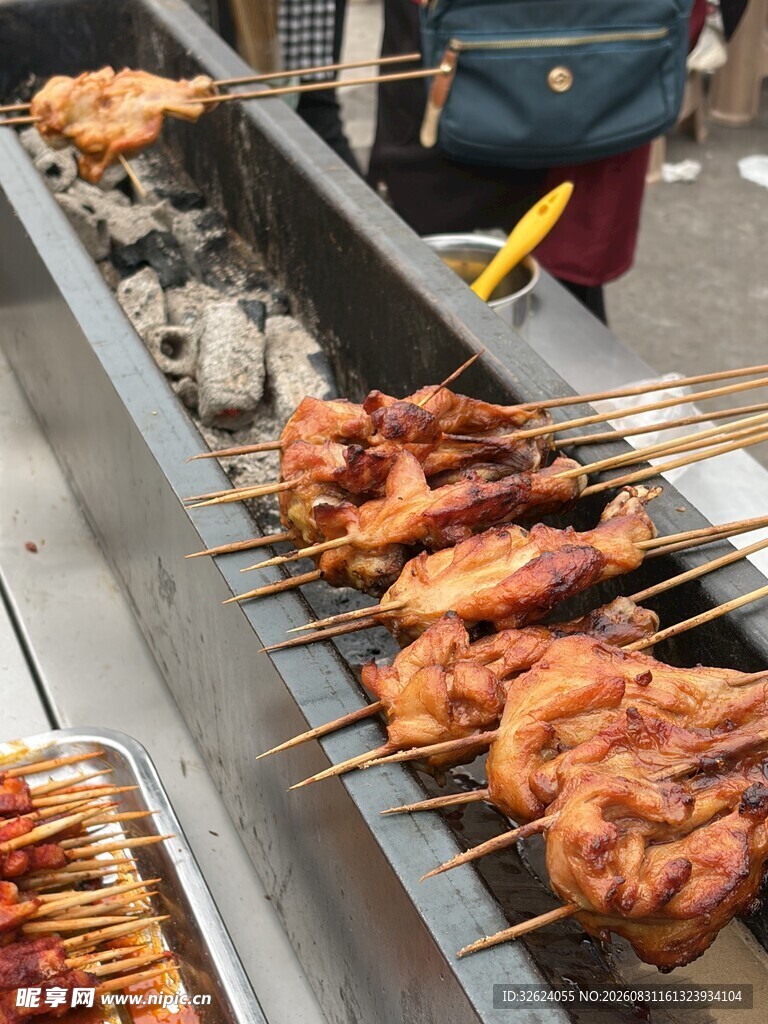 烤架上的美味烤肉串