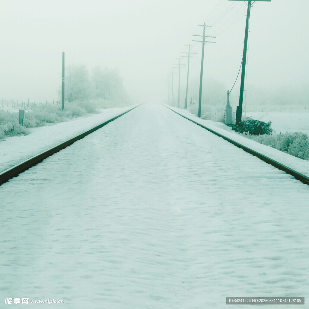 雪后雾中延伸的空旷道路