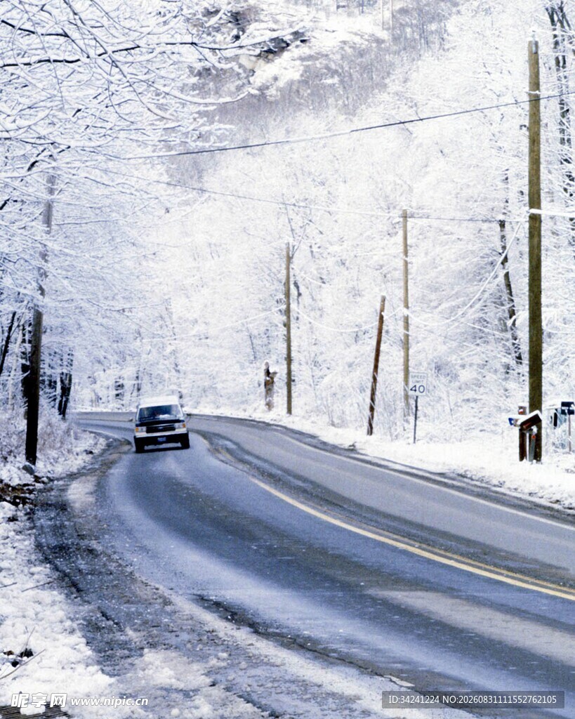 冬日雪路行驶的车辆