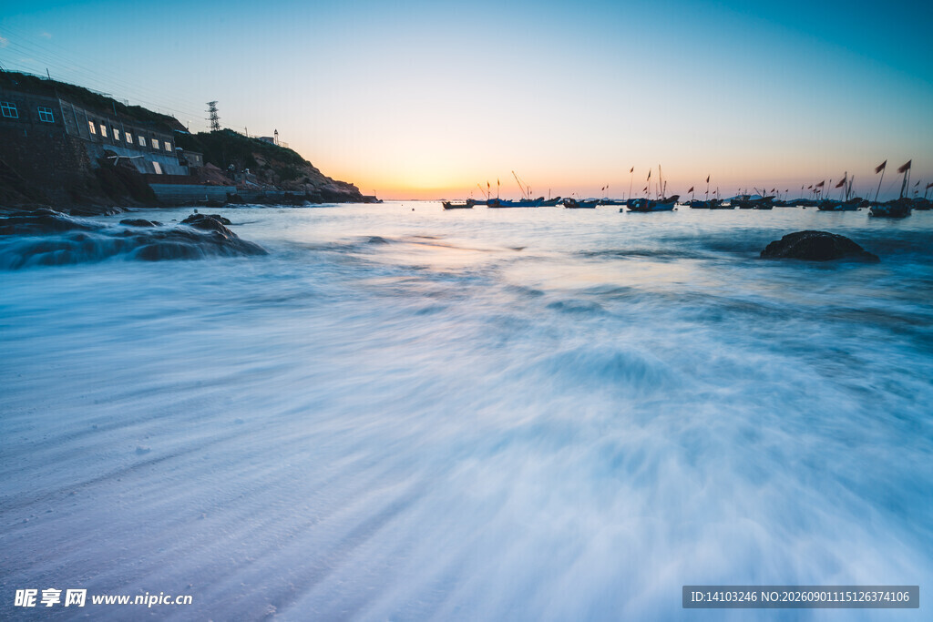 海边日落时的海浪美景